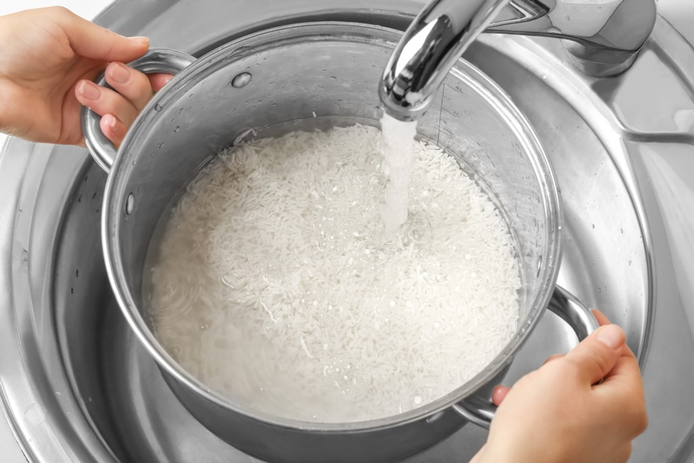 Mencuci beras/taste cooking