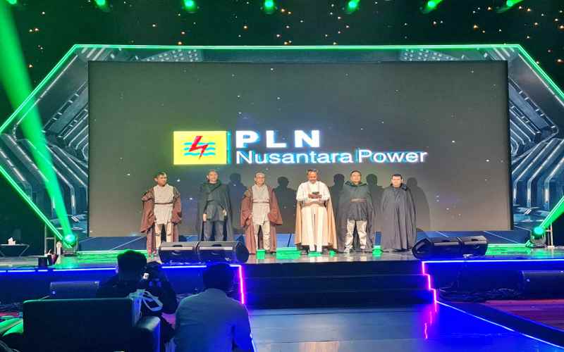 Jajaran direksi PLN Nusantara Power (PLN NP) saat peluncuran nama dan logo baru dalam HUT PLN NP ke-27 di Dyandra Convention Center Surabaya, Senin (3/10/2022). /Bisnis-Peni Widarti 