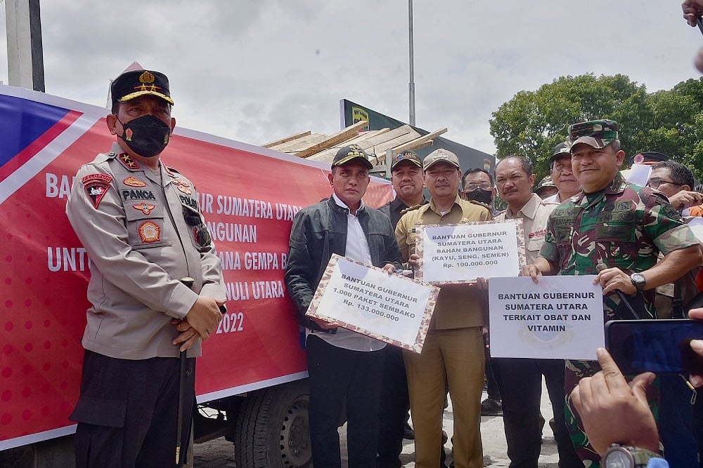 Gubernur Sumut Serahkan Bantuan Korban Gempa di Tapanuli Utara