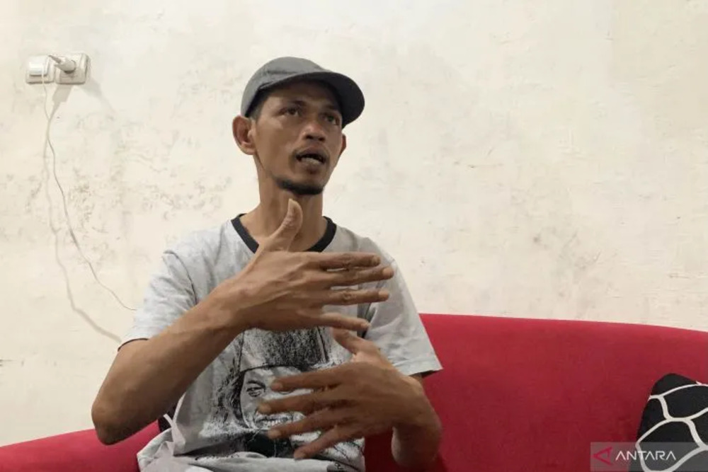 Doni (43) salah satu korban selamat pada peristiwa tragedi Kanjuruhan, saat memberikan keterangan kepada media di kediamannya, di Jalan Bareng Raya II G, di Kota Malang, Jawa Timur, Senin (3/10/2022)./Antara-Vicki Febrianto.