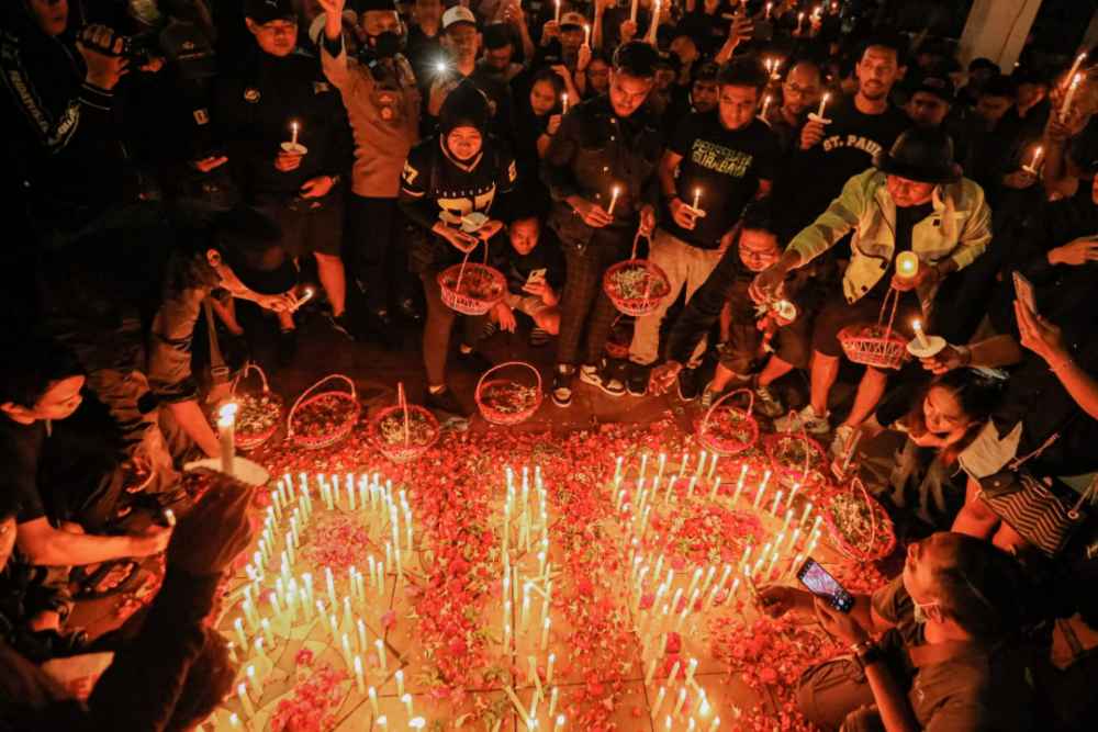 Ribuan bonek dan warga Surabaya kirim doa ke korban Kanjuruhan di Tugu Pahlawan pada Senin, 3 Oktober 2022 - Twitter Persebaya