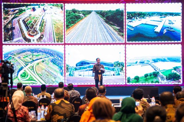 Presiden Joko Widodo memberikan sambutan dalam Peluncuran Geoportal Kebijakan Satu Peta dan Buku Kemajuan Infrastruktur Nasional Tahun 2018, di Jakarta, Selasa (11/12/2018). Presiden Joko Widodo mengharapkan kebijakan satu peta tersebut dapat menyelesaikan permasalahan tumpang tindih lahan./ANTARA FOTO-Aprillio Akbar