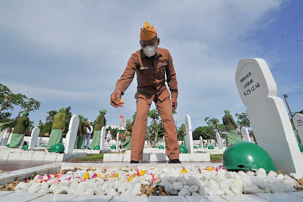  Sambut HUT ke-77 TNI, Veteran di Jambi Kunjungi Taman Makam Pahlawan Satria Bakti