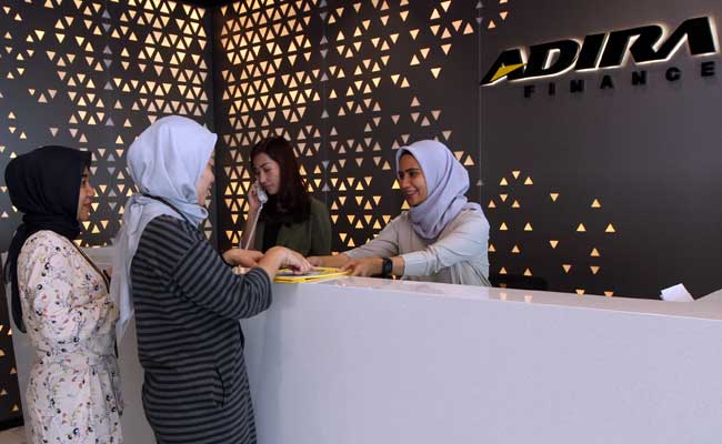 Karyawan beraktivitas di kantor Adira Finance di Jakarta. /Bisnis-Endang Muchtar