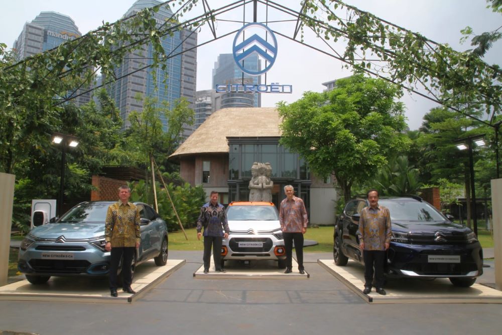 Citroen perkenalkan tiga unit mobil, yakni C5 Aircross, e-C4, dan New C3 untuk dipasarkan Indonesia dalam acara penandatanganan kerja sama dengan Indomobil di Jakarta, Selasa (4/10/2022)/Anshary Madya Sukma