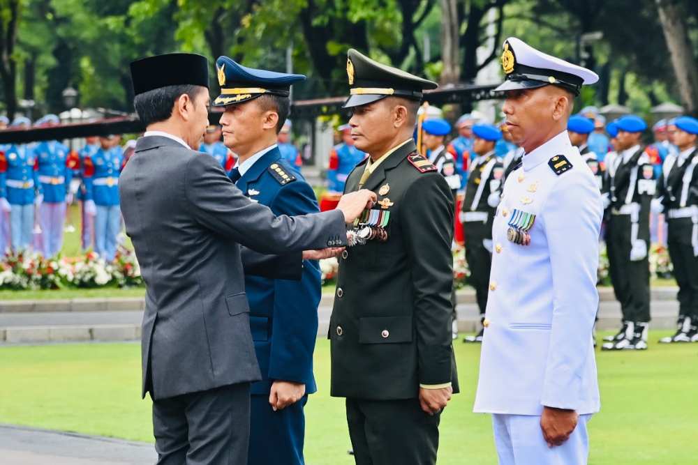 HUT ke-77 TNI, Jokowi Anugerahi Tiga Prajurit Tanda Kehormatan