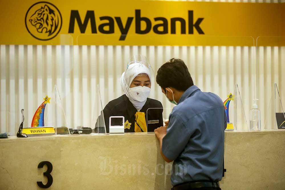 Karyawan melayani nasabah disalah satu kantor cabang PT Bank Maybank Indonesia Tbk. (BNII) di Jakarta, Rabu (2/3/2022). /Bisnis-Eusebio Chrysnamurti