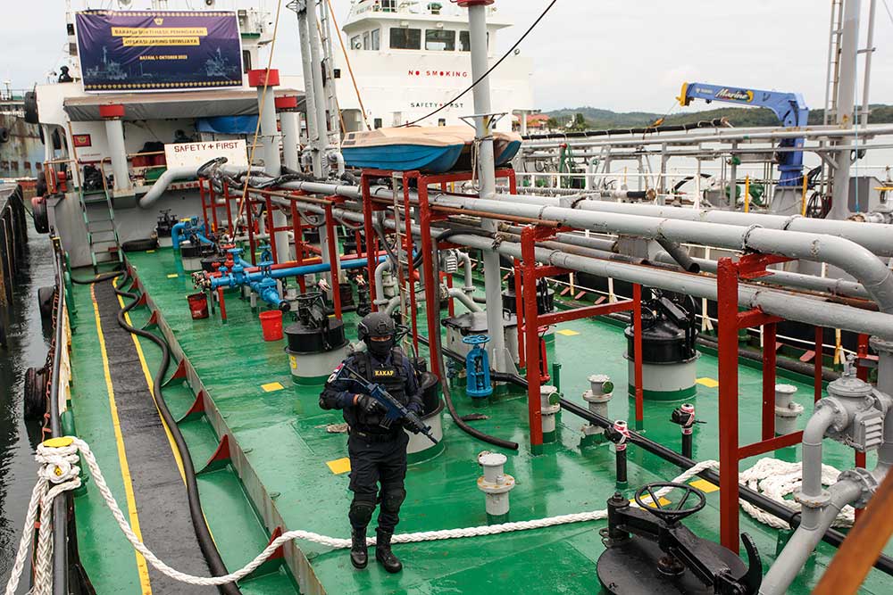  Bea Cukai Batam Amankan Kapal Tanker Yang Menyelundupkan Minyak Solar