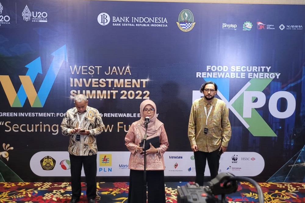 Kepala Dinas Energi dan Sumber Daya Mineral (ESDM) Jawa Barat Ai Saadiyah Dwidaningsih (tengah)