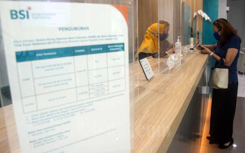 Karyawati Bank Syariah Indonesia melayani nasabah di KC Jakarta Hasanudin, Jakarta, Selasa (2/2/2021). /Bisnis-Arief Hermawan P