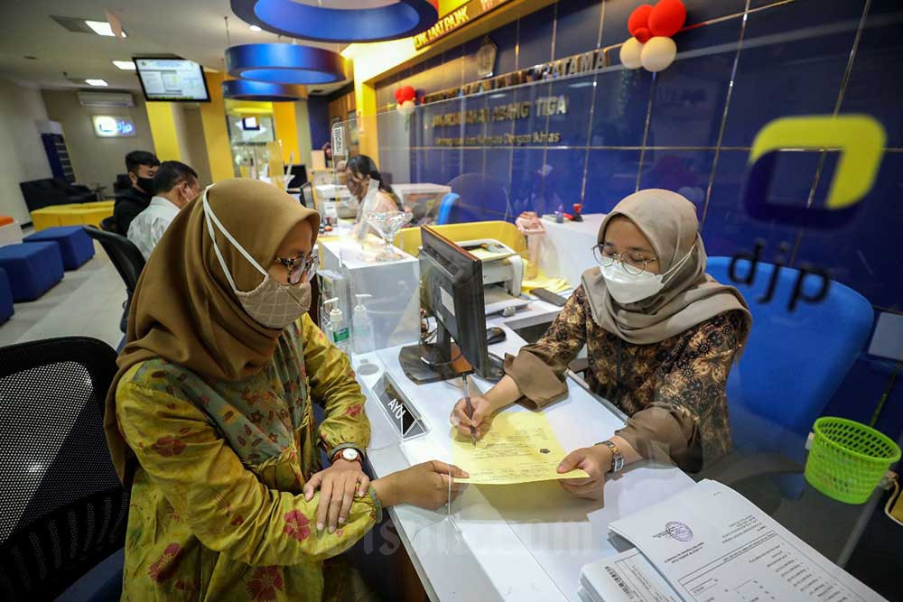 Petugas melayani wajib pajak di salah satu kantor pelayanan pajak pratama di Jakarta, Selasa (30/8/2022). Bisnis/Eusebio Chrysnamurti