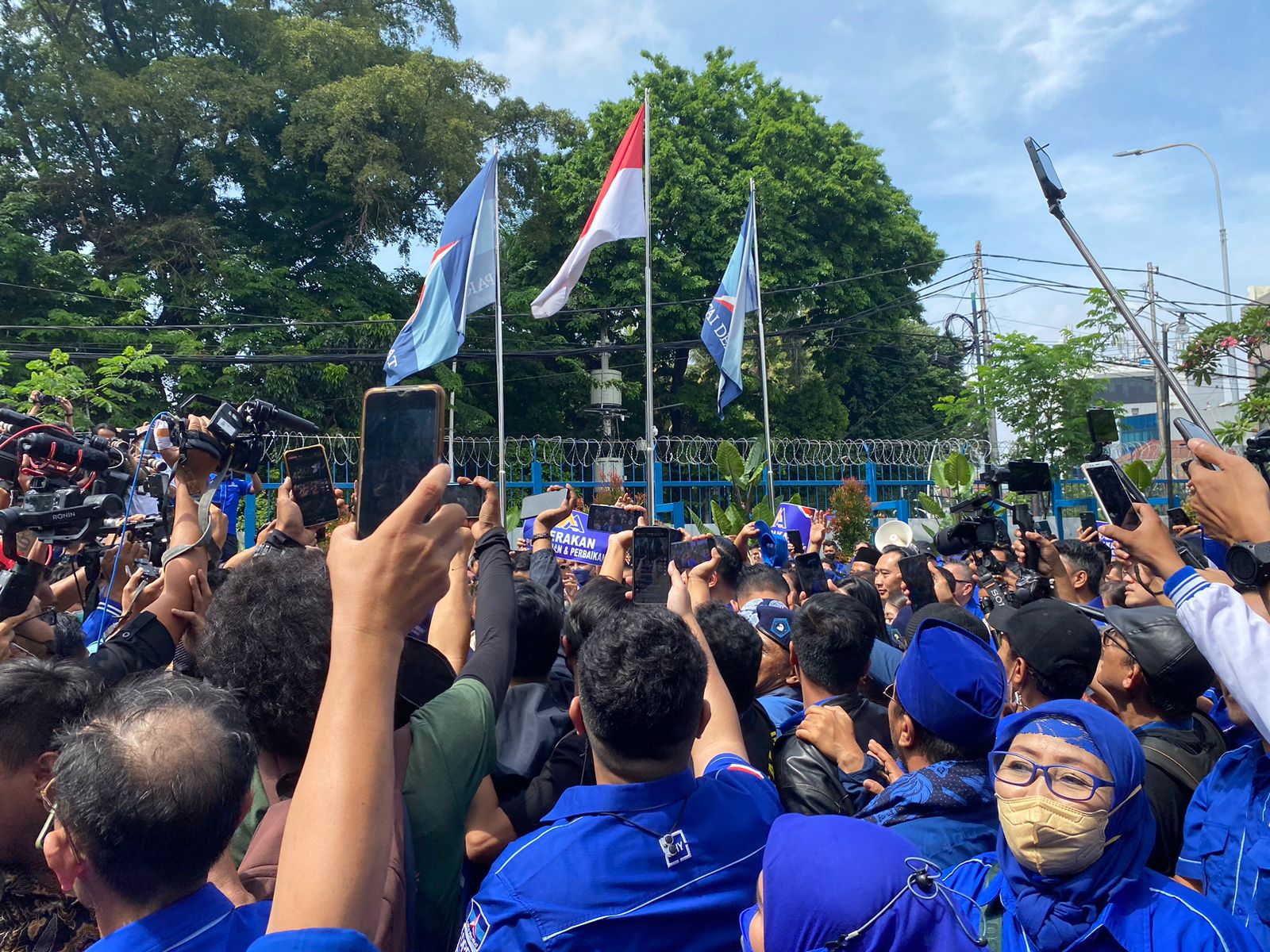  Anies Baswedan Tiba di Kantor Demokrat, Kader Teriakkan Yel Anies-AHY