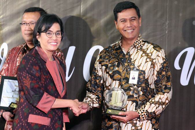 Anggoro Eko Cahyo (kanan) kini Direktur Utama BPJS Ketenagakerjaan bersama Menteri Keuangan RI Sri Mulyani Indrawati (kiri) di Jakarta, pada 2019 lalu./Bisnis-Dedi Gunawan