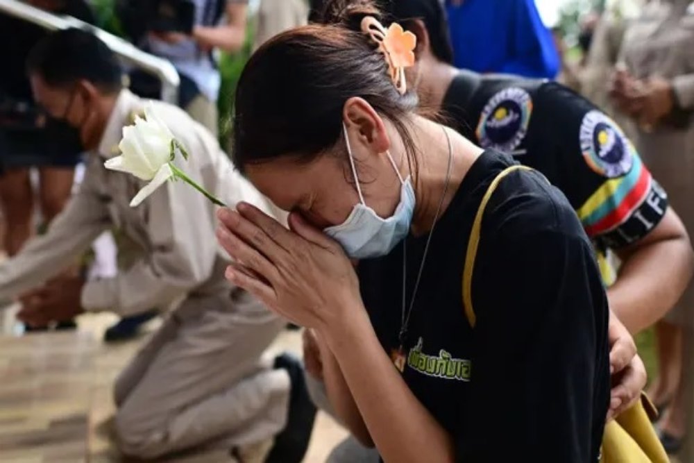 Para keluarga korban penembakan massal di tempat penitipan anak Distrik Na Klang, Provinsi Nong Bua Lam Phu, Thailand, berkumpul pada Jumat (7/10/2022). Penembakan massal yang dilakukan seorang mantan polisi itu menewaskan 37 orang, dan 10 orang terluka. Sebagian besar korban adalah anak-anak./Istimewa