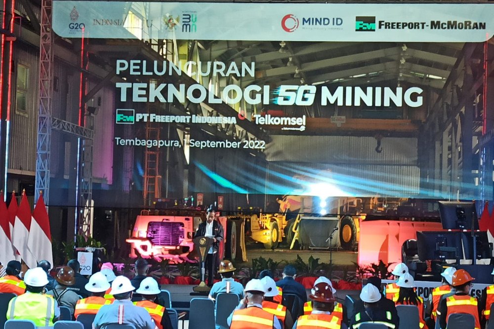 Presiden Joko Widodo (Jokowi) memberikan sambutan saat meresmikan teknologi 5G Mining hasil kerja sama PT Freeport Indonesia (PTFI) dengan PT Telekomunikasi Selular (Telkomsel) di Tembagapura, Kab. Mimik, Papua, pada Kamis (1/9/2022)./Bisnis.com-Hafiyyan
