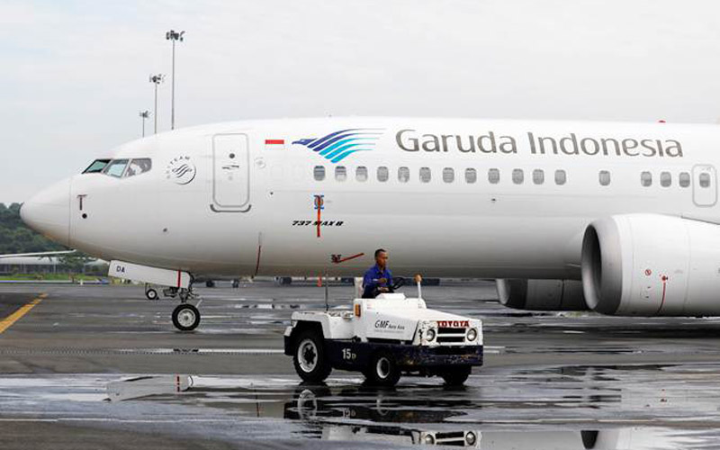 Teknisi beraktivitas di dekat pesawat Boeing 737 Max 8 milik Garuda Indonesia, di Garuda Maintenance Facility AeroAsia, bandara Soekarno-Hatta, Tangerang, Banten, Rabu (13/3/2019)./Reuters-Willy Kurniawan