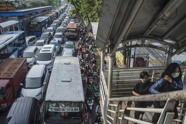 Kendaraan terjebak kemacetan di Jalan Mampang Prapatan Raya, Jakarta, Senin (23/10)./ANTARA-Aprillio Akbar