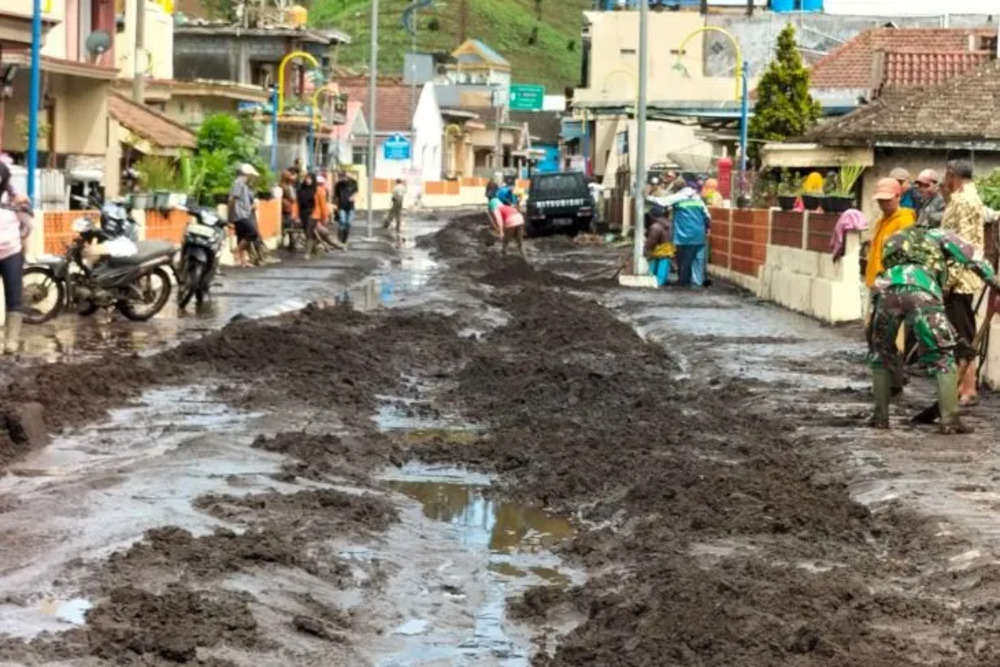 Petugas dan warga membersihkan akses jalan yang tertimbun longsor di Desa Ranupani, Kecamatan Senduro, Kabupaten Lumajang, Sabtu (8/10/2022)./Antara-Danramil Senduro.