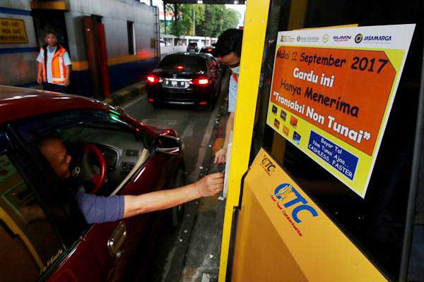 Pengendara melakukan transaksi pembayaran tol non-tunai di gerbang tol Pejompongan, Jakarta, Selasa (12/9)./ANTARA-Rivan Awal Lingga