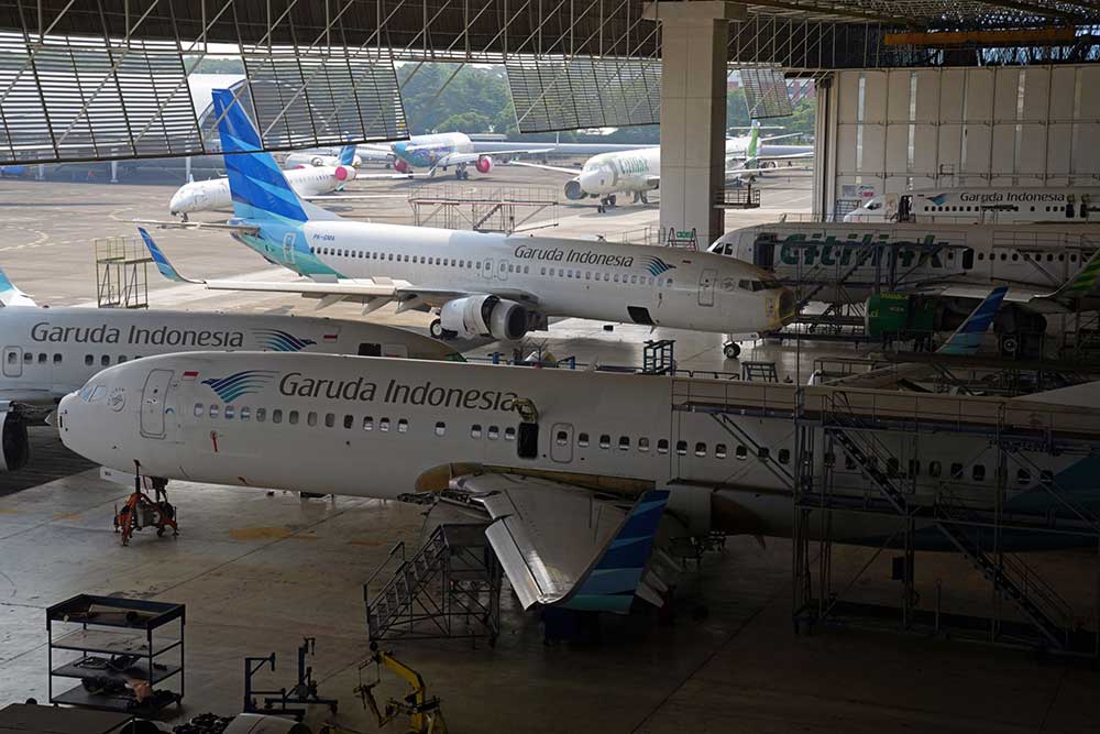 Karyawan melakukan perawatan pesawat milik PT Garuda Indonesia di dalam hanggar di Bandara Internasional Soekarno-Hatta di Cengkareng, Banten, Kamis (30/6/2022). Bloomberg/ Dimas Ardian. Garuda (GIAA) Buka Lagi Rute ke Melbourne, Ini Alasannya 