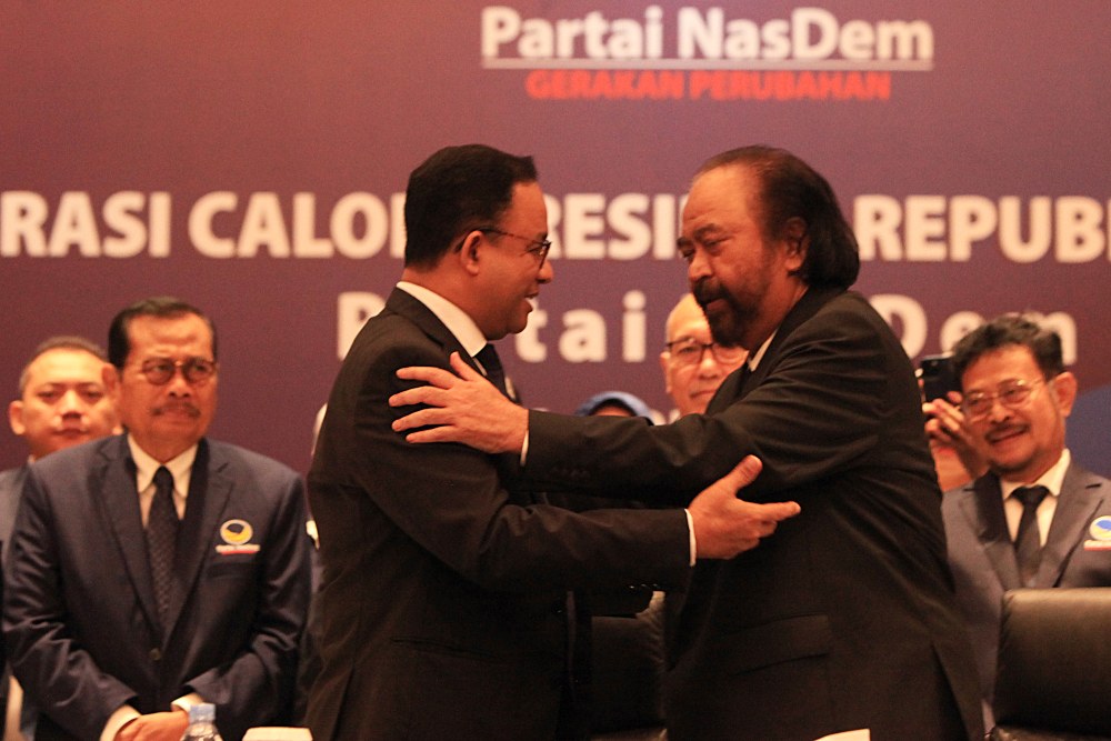 Ketua Umum Partai NasDem Surya Paloh (kedua kanan) memeluk calon presiden yang diusung Nasdem pada Pemilihan Presiden (Pilpres) 2024 Anies Baswedan (kedua kiri) saat Deklarasi Calon Presiden Republik Indonesia Partai NasDem di NasDem Tower, Jakarta, Senin (3/10/2022). Partai NasDem resmi mengusung Anies Baswedan maju jadi capres untuk Pemilu 2024./Antara