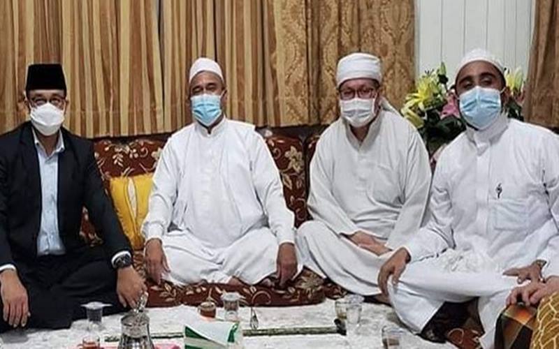 Anies Baswedan duduk paling kiri, di sebelahnya ada Rizieq Shihab, disusul Tengku Zulkarnain, dan Hanif Al-Athos (menantu Rizieq) yang duduk paling kanan. JIBI/Bisnis-Nancy Junita-Instagram @tengkuzulkarnain.id