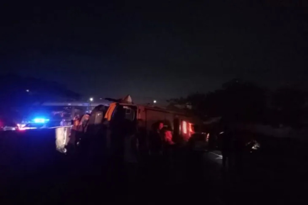  Bus Tabrak Pembatas Ruas Tol di Sidoarjo, Tiga Orang Meninggal