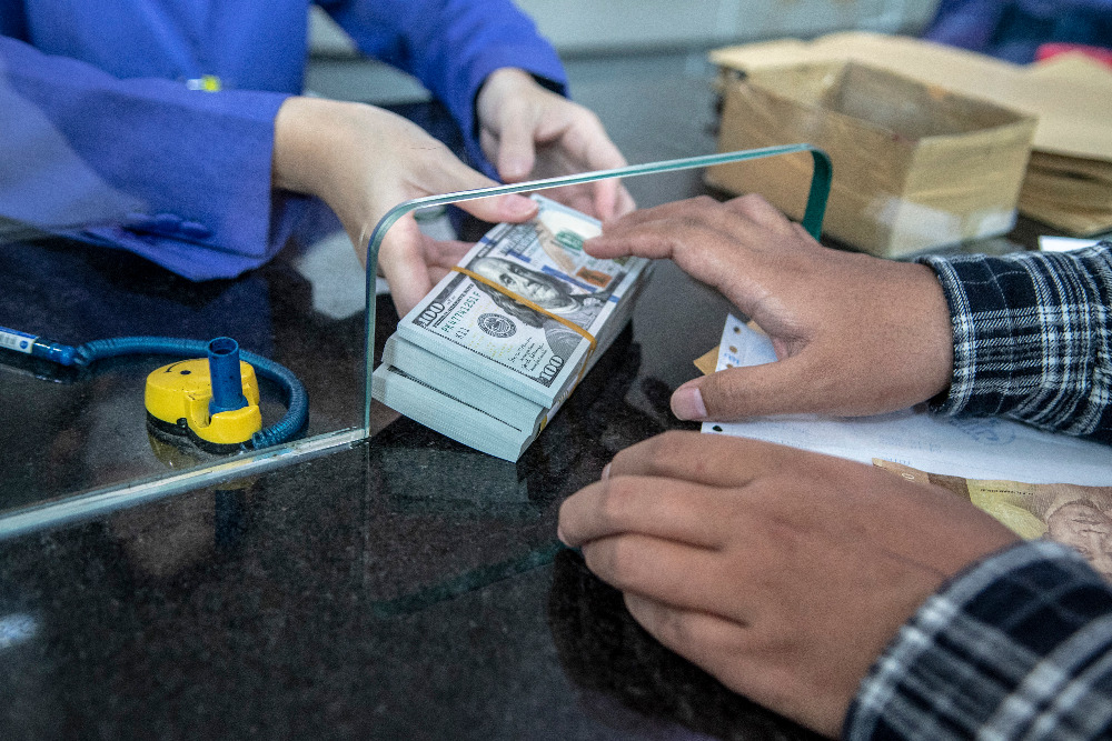  Rupiah Dibuka Melemah, Kokoh di Level Rp15.000 per Dollar AS