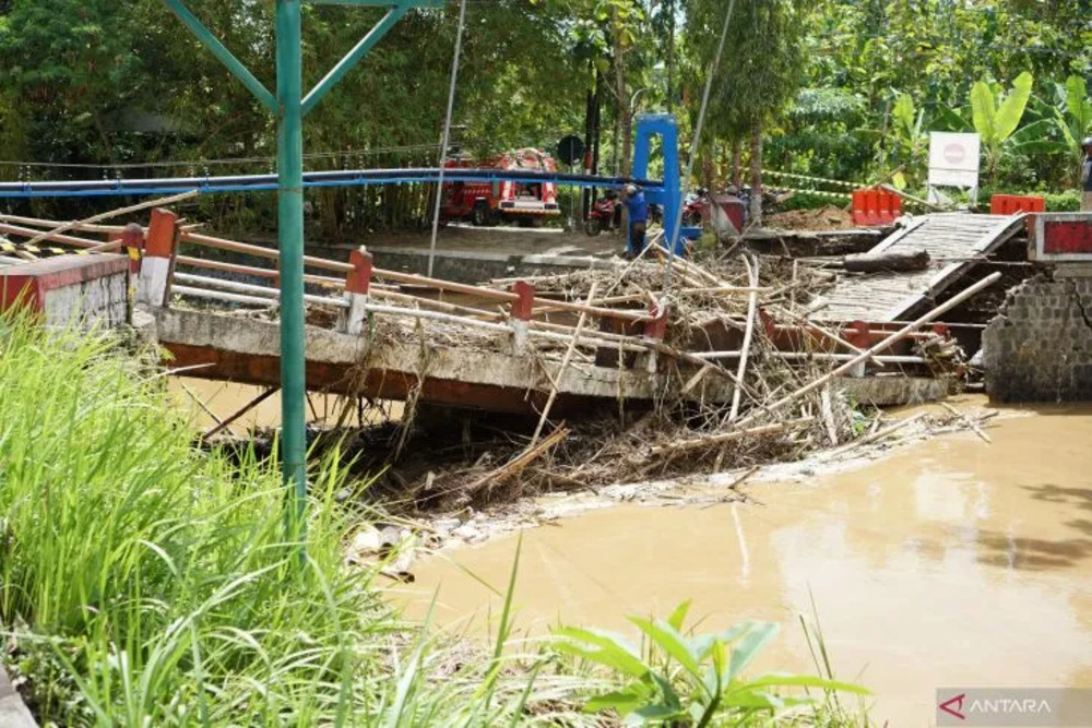 Banjir menyebabkan jembatan rusak di Tamanan, Kabupaten Trenggalek, Provinsi Jawa Timur, Sabtu (8/10/2022)./Antara-Destyan Sujarwoko.