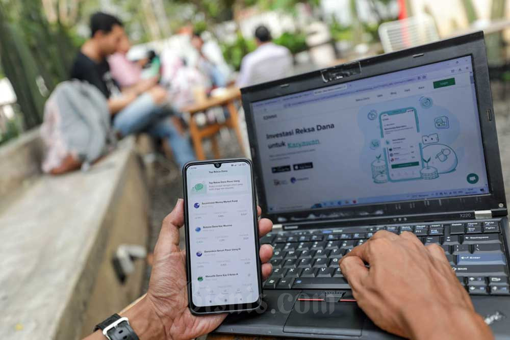 Warga mengakses informasi tentang reksa dana di Jakarta, Rabu (6/7/2022). Bisnis/Himawan L Nugraha 