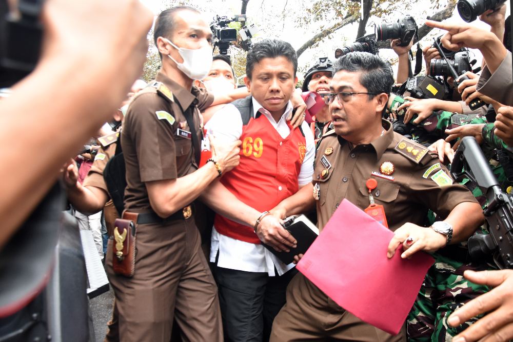 Mantan Kadiv Propam Polri Ferdy Sambo (tengah) dikawal petugas menuju kendaraan taktis saat proses pelimpahan berkas perkara tahap dua di Gedung Kejaksaan Agung, Jakarta, Rabu (5/10/2022). Penyidik Bareskrim Polri menyerahkan 11 tersangka dan barang bukti kepada Kejaksaan Agung dalam pelimpahan tahap dua terkait kasus pembunuhan berencana Brigadir J dan obstruction of justice yang salah satunya menjerat mantan Kadiv Propam Ferdy Sambo. ANTARA FOTO/Indrianto Eko Suwarso/aww.