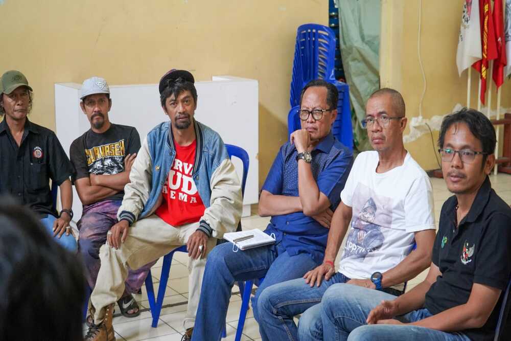 Dua anggota TGIPF, Anton Sanjoyo (dua dari kanan) dan Akmal Marhali (paling kanan) saat menerima Aremania di Malang, Sabtu (8/10/2022)./Istimewa