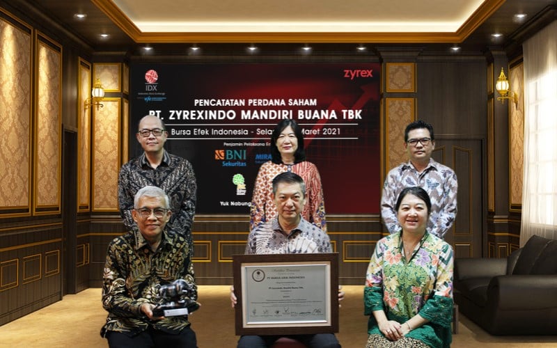 Jajaran direksi dan komisaris PT Zyrexindo Mandiri Buana Tbk (ZYRX) dalam seremoni pencatatan saham perdana di Bursa Efek Indonesia./Istimewa