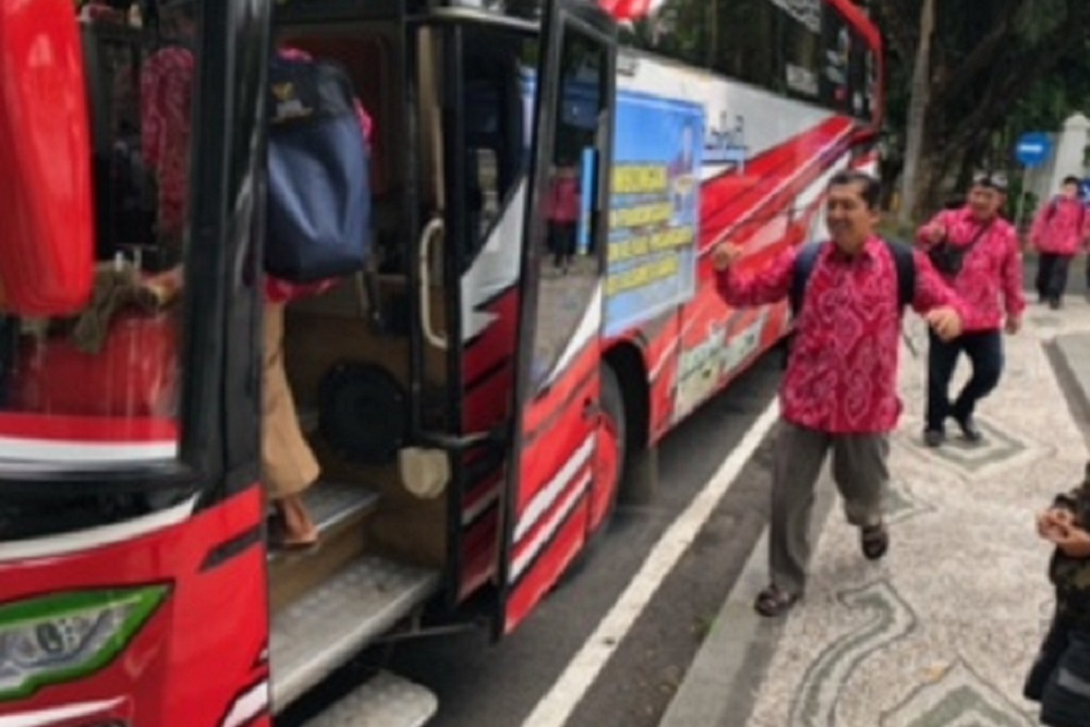 20 KK Asal Cirebon Berangkat Transmigrasi ke Sulbar
