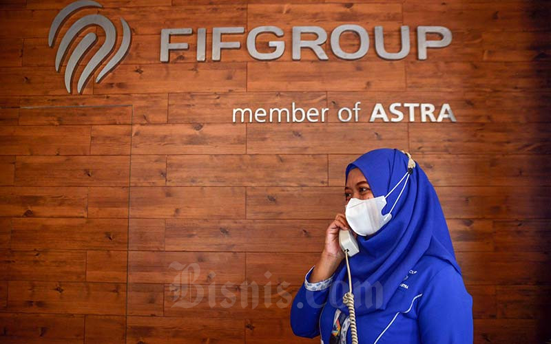 Karyawan beraktivitas di salah satu cabang FIFGroup di Jakarta, Selasa (18/1/2022). Bisnis/Fanny Kusumawardhani
