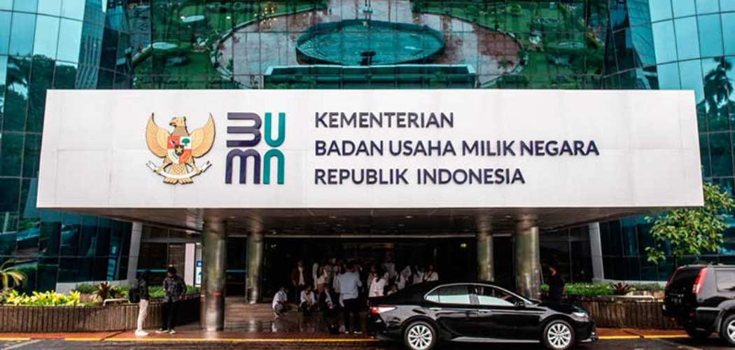 Logo baru Kementerian Badan Usaha Milik Negara (BUMN) terpasang di Gedung Kementerian BUMN, Jakarta, Kamis (2/7/2020)./ANTARA FOTO-Aprillio Akbarrn