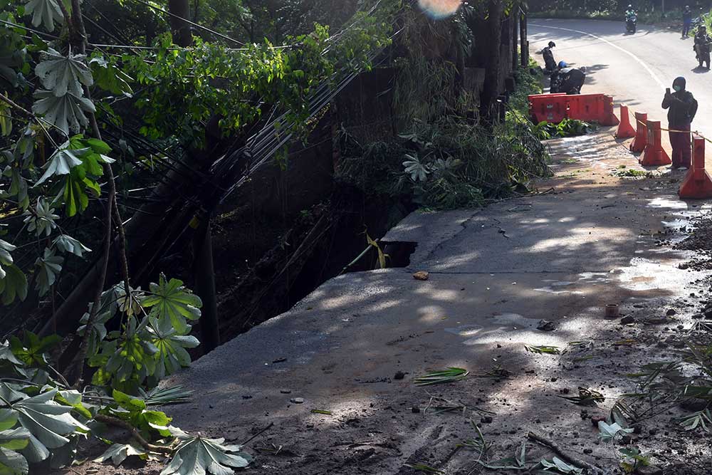  Jalanan di Kota Bogor Tertutup Longsor Akibat Tingginya Intensitas Hujan