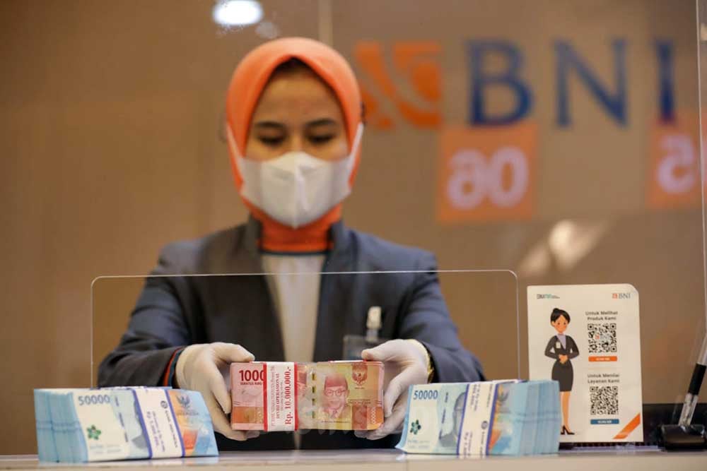 Pegawai merapikan uang Rupiah di kantor cabang BNI, Jakarta, Rabu (28/9/2022). Bisnis/Himawan L Nugraha
