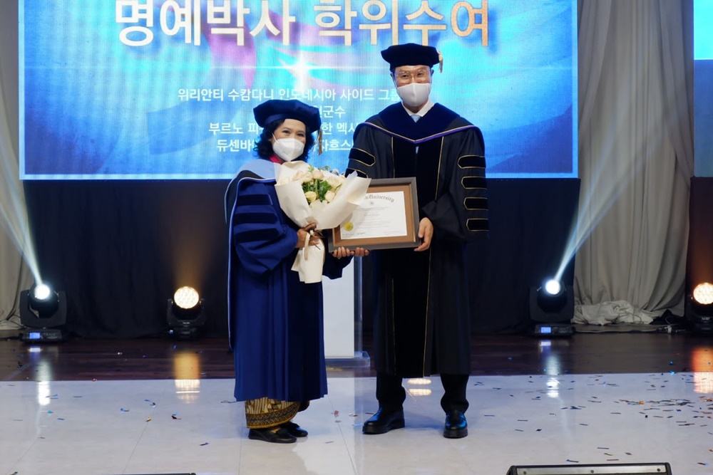 Wiryanti Sukamdani bersama Dr Kang Sung-Jong, President of Shinhan University saat terima Gelar Honoris Causa dari Universitas Shinhan/