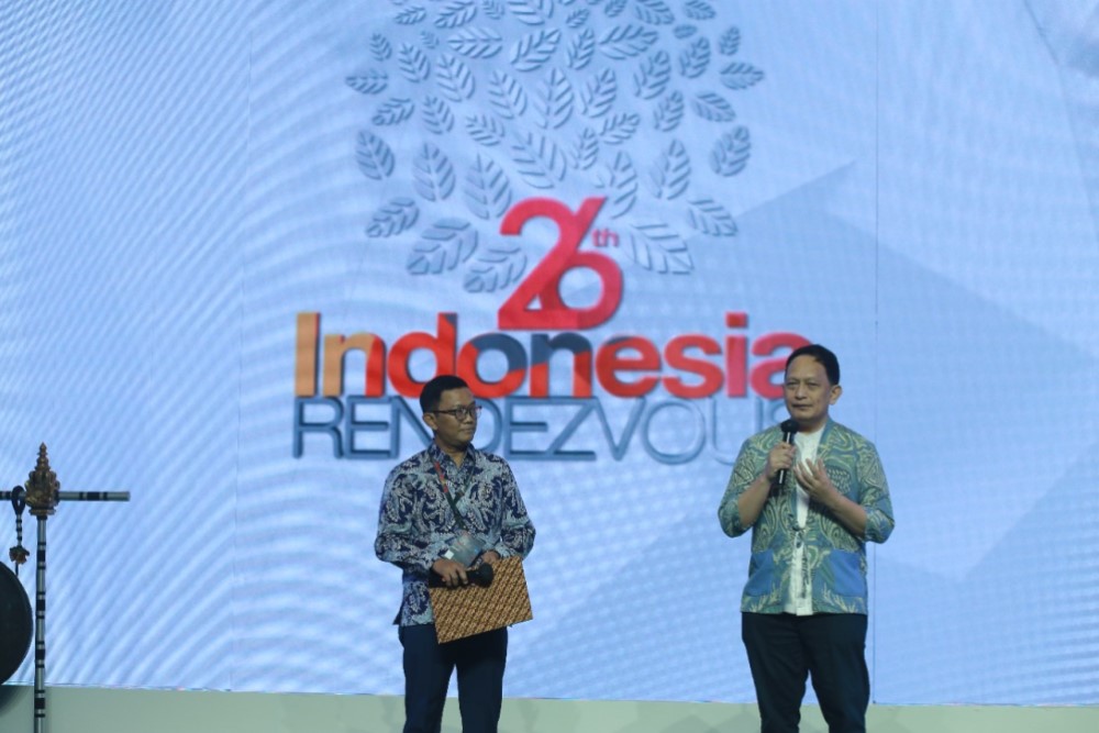 Head of International Relations AAUI Heddy Pritasa (kiri) dan SC Indonesia Rendezvous Erickson Mangunsong (kanan) dalam welcome dinner Indonesia Rendezvous 2022 di Bali, Rabu (12/10/2022)./AAUI