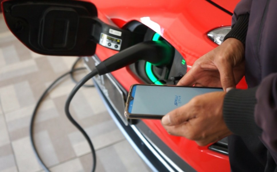  Praktisnya Charging Mobil di Rumah, Begini Kata Pelanggan PLN