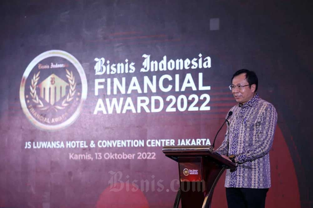 Ketua Dewan Juri Raden Pardede menyampaikan paparan tentang proses penjurian saat acara Bisnis Indonesia Financial Award (BIFA) 2022 di Jakarta, Kamis (13/10/2022). Bisnis/Fanny Kusumawardhani