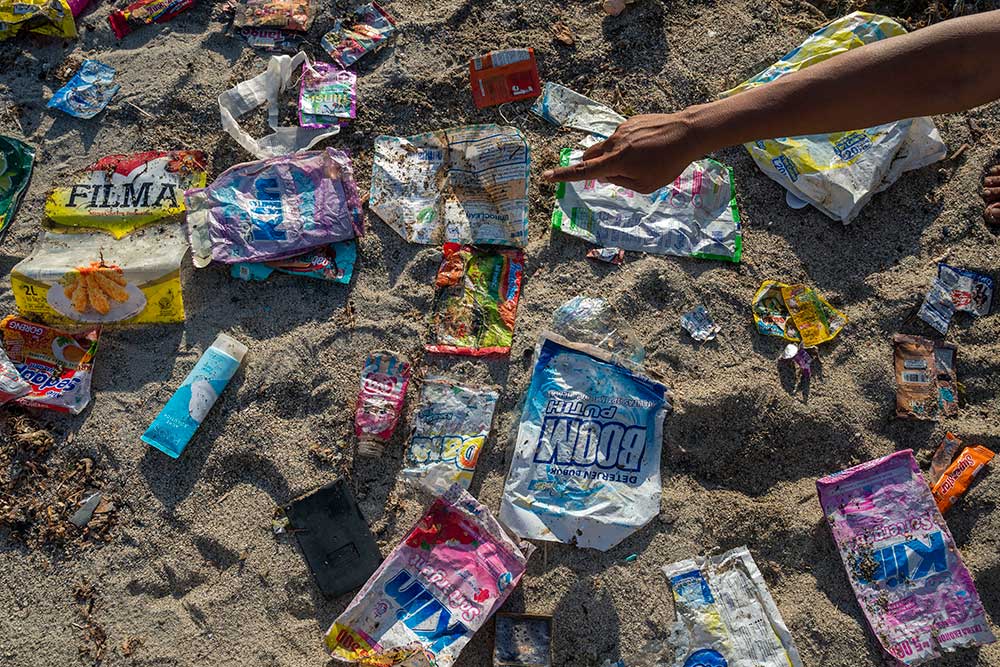  Pengambilan Sampel Sampah Plastik di Pesisir Pantai Teluk Palu