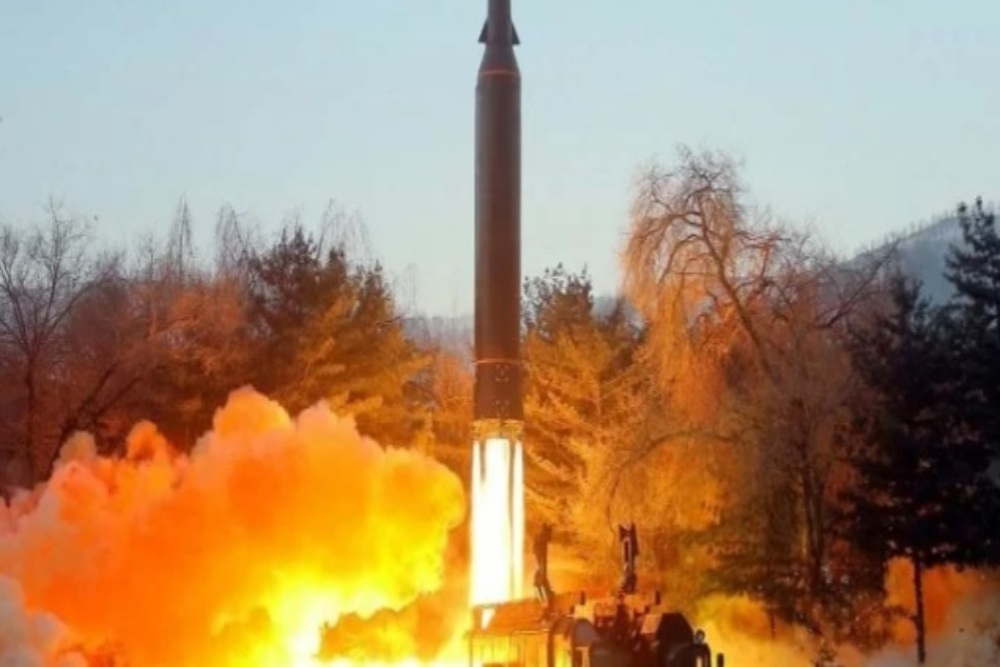 Suasana kegiatan yang dilaporkan Kantor Berita Sentral Korea Utara (KCNA) sebagai uji coba penembakan rudal hipersonik di lokasi yang dirahasiakan di Korea Utara (5/1/2022)./Antara