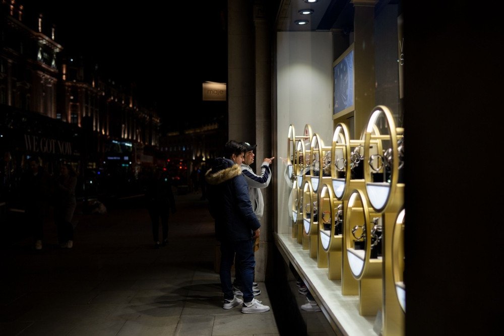 Pengunjung sedang melihat koleksi jam tangan mewah./Bloomberg