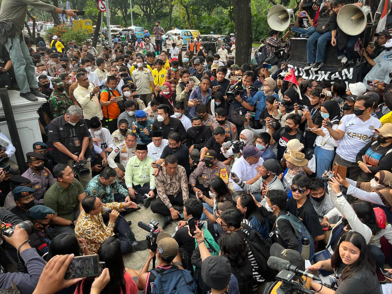  Didemo Jelang Lengser, Anies Duduk Bareng Demonstran di Depan Balai Kota