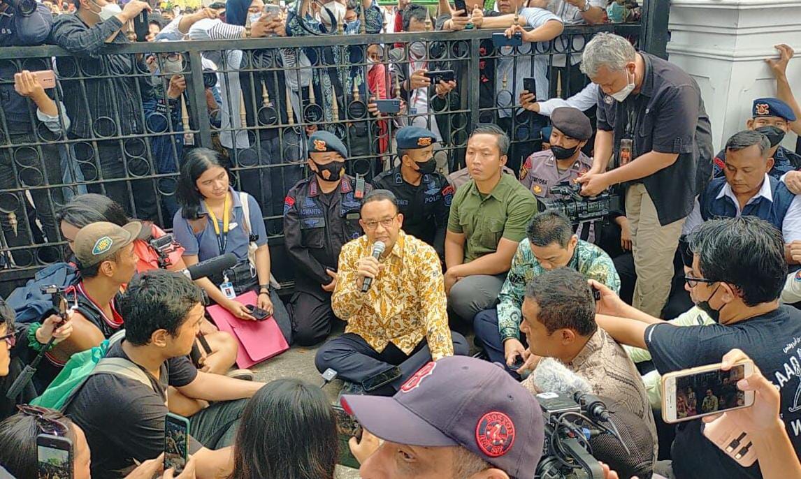  Anies Debat dengan Pendemo di Depan Balai Kota DKI Jakarta