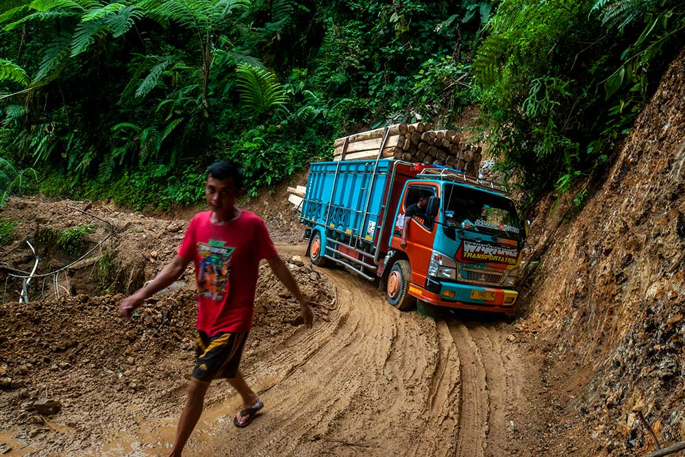  Jalan Utama Penghubung Provinsi Banten dan Jawa Barat Rusak Parah