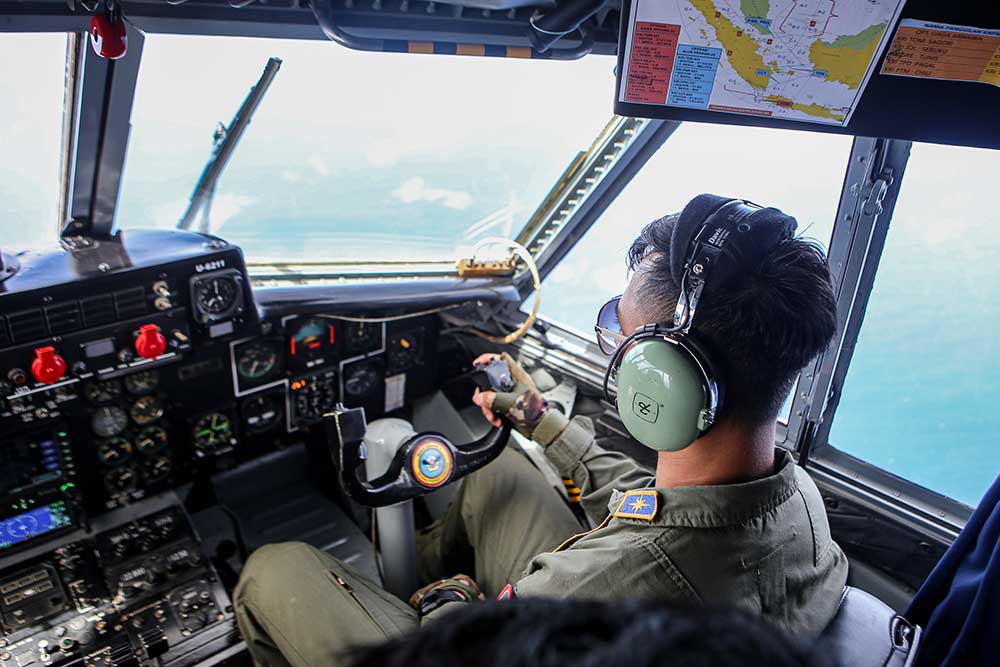  Prajurit TNI AL Lakukan Patroli Udara di Laut Natuna