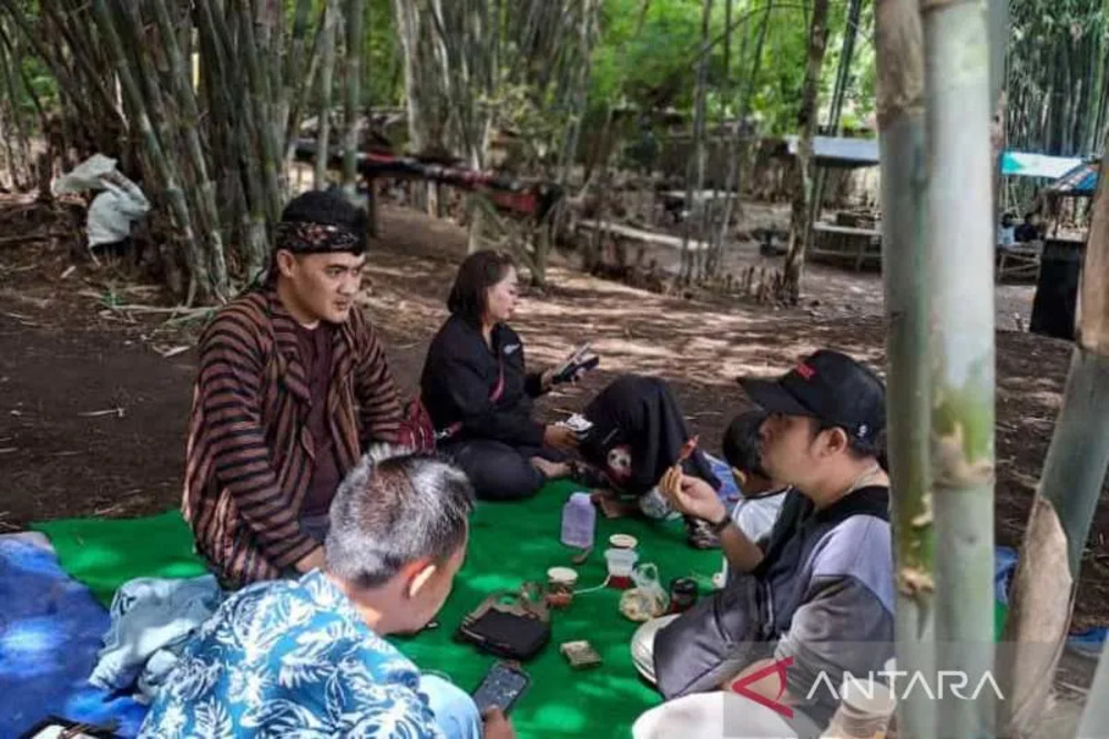 Para pengunjung Papringan Wisanggeni menikmati makanan khas lokal di bawah rerimbunan rumpun bambu./Antara-Heru Suyitno
